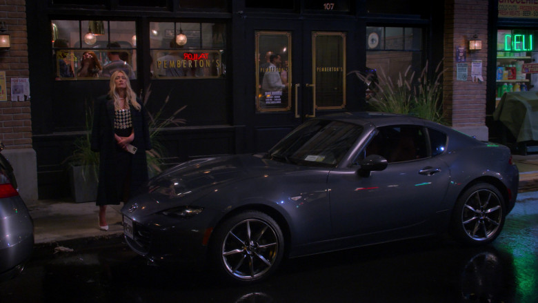 Mazda MX-5 Car in How I Met Your Father S02E01 Cool and Chill (3)