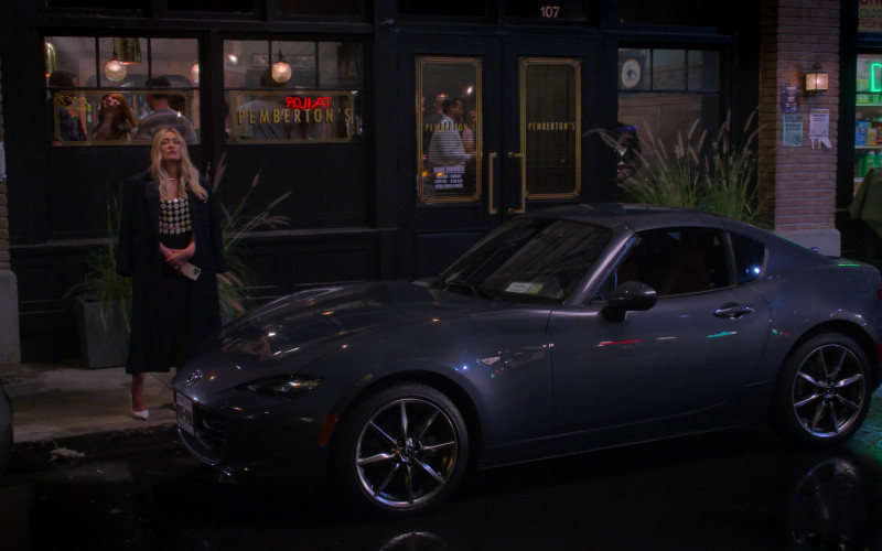 Mazda MX-5 Car in How I Met Your Father S02E01 Cool and Chill (3)