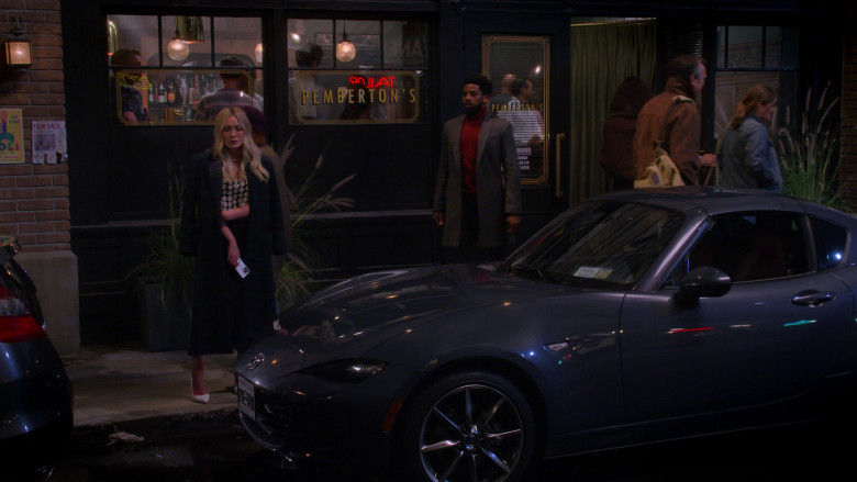 Mazda MX-5 Car in How I Met Your Father S02E01 Cool and Chill (4)