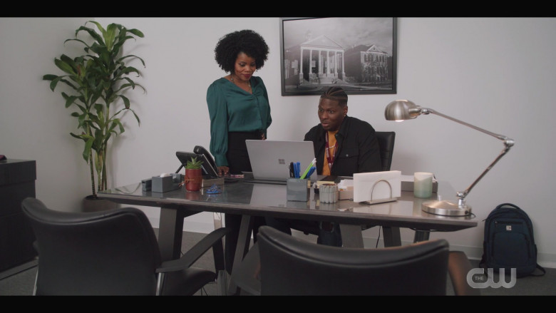 Microsoft Surface Laptops in All American Homecoming S02E08 Rock the Boat (3)