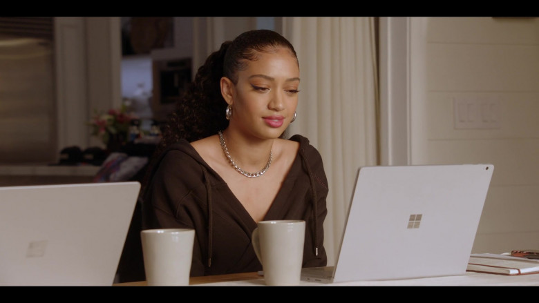 Microsoft Surface Laptops in All American S05E08 Feel So Good (2)