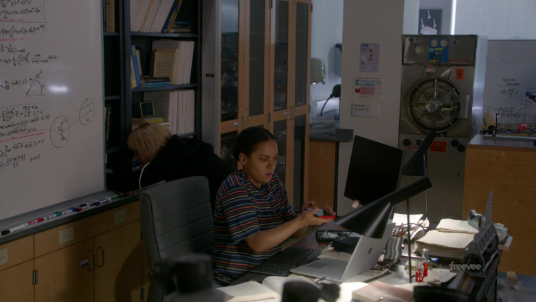 Microsoft Surface Laptops in Leverage Redemption S02E10 The Work Study Job (2)