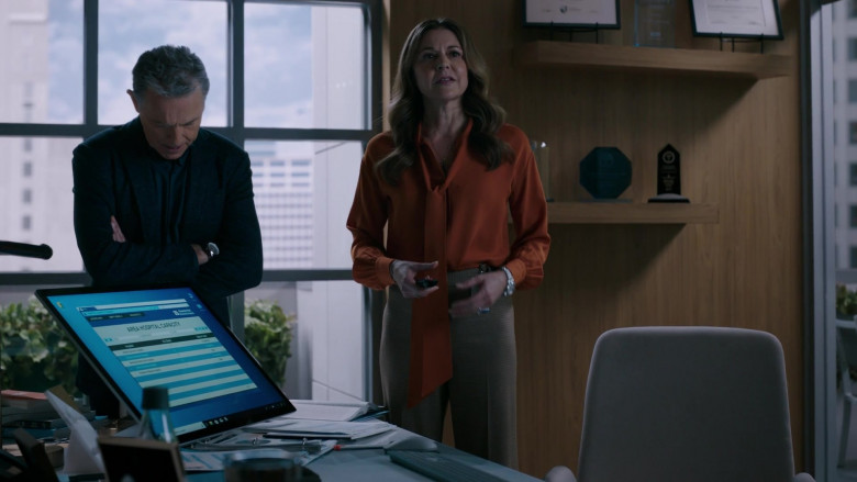 Microsoft Surface Studio Computers in The Resident S06E12 All the Wiser (1)