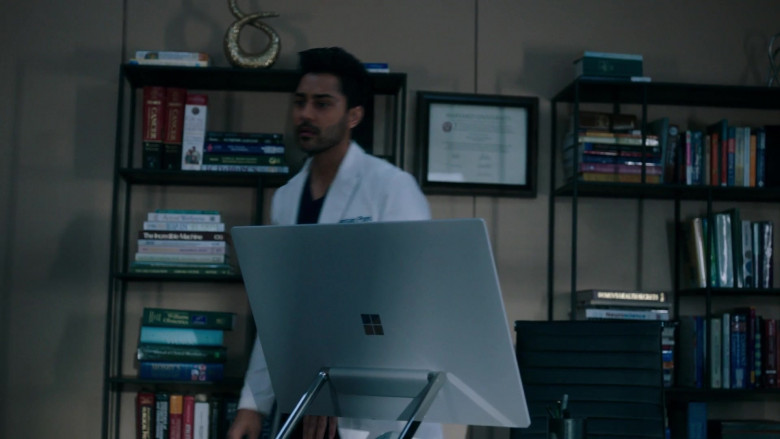 Microsoft Surface Studio Computers in The Resident S06E12 All the Wiser (2)