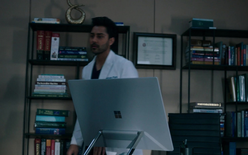 Microsoft Surface Studio Computers in The Resident S06E12 All the Wiser (2)
