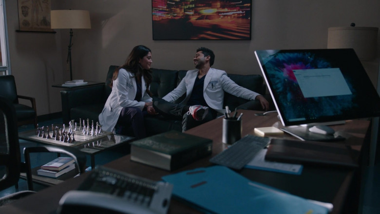 Microsoft Surface Studio Computers in The Resident S06E12 All the Wiser (3)