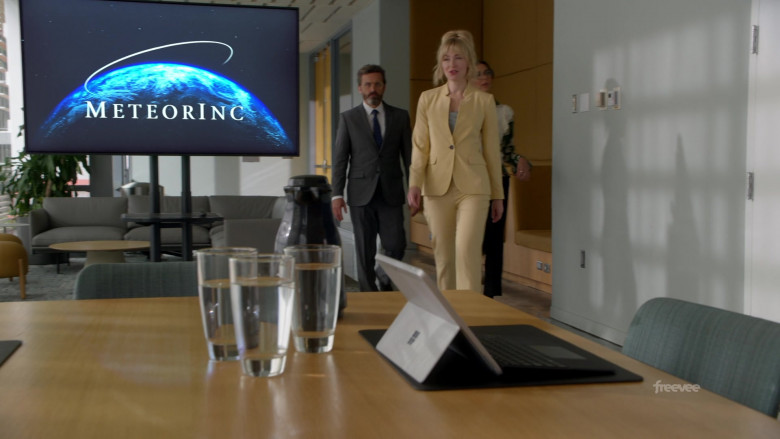 Microsoft Surface Tablet in Leverage Redemption S02E10 The Work Study Job (2023)