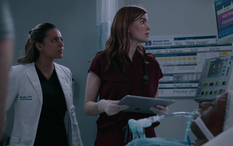 Microsoft Surface Tablet in The Resident S06E12 All the Wiser
