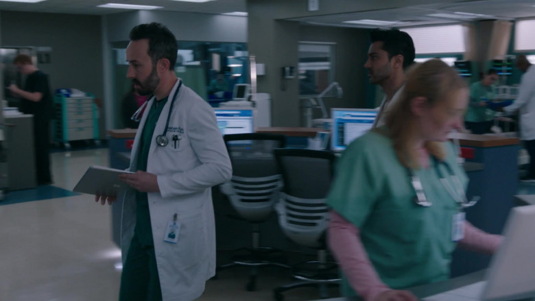 Microsoft Surface Tablets in The Resident S06E11 All In (1)