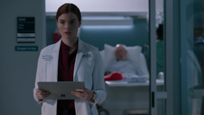 Microsoft Surface Tablets in The Resident S06E11 All In (3)