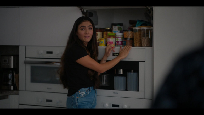 Miele Kitchen Appliances in The L Word Generation Q S03E08 Quality Family Time (1)