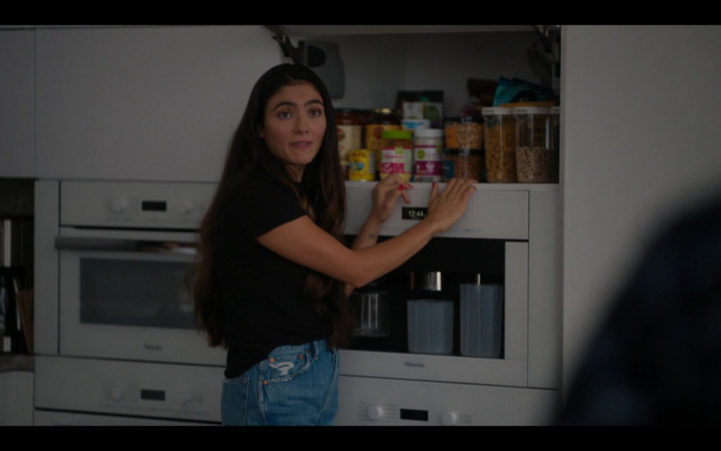 Miele Kitchen Appliances in The L Word: Generation Q S03E08 "Quality Family Time" (2023)