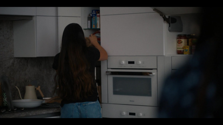 Miele Kitchen Appliances in The L Word Generation Q S03E08 Quality Family Time (3)