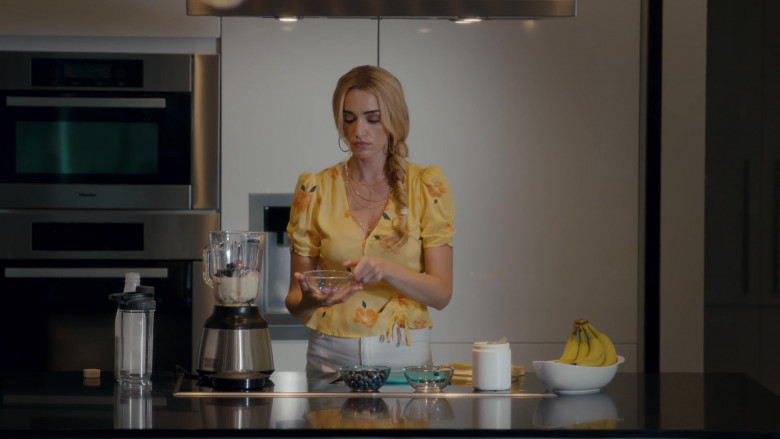 Miele Oven in Ginny & Georgia S02E01 Welcome Back, Bitches! (2023)