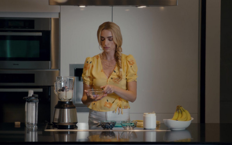 Miele Oven in Ginny & Georgia S02E01 "Welcome Back, Bitches!" (2023)