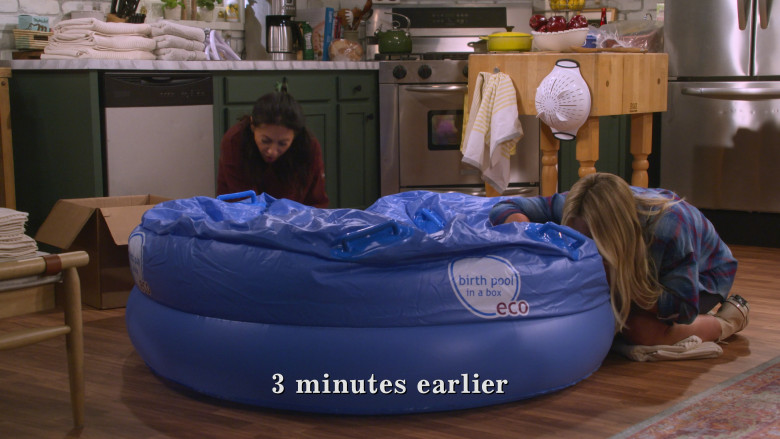 Mighty Leaf Tea in How I Met Your Father S02E02 Midwife Crisis (2)