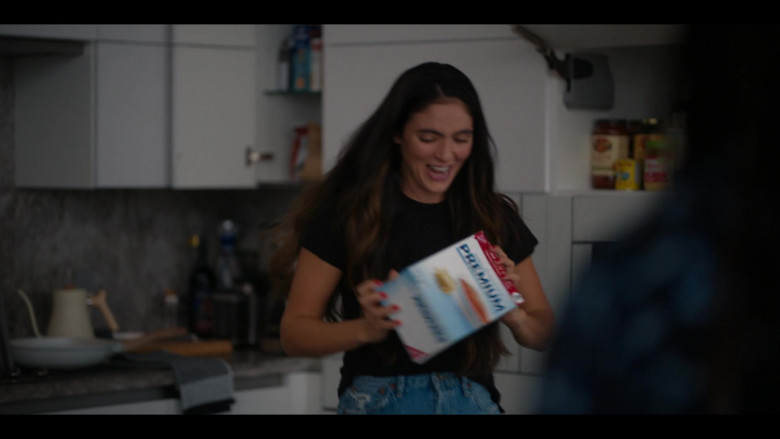 Nabisco Premium Saltine Crackers in The L Word Generation Q S03E08 Quality Family Time (2)