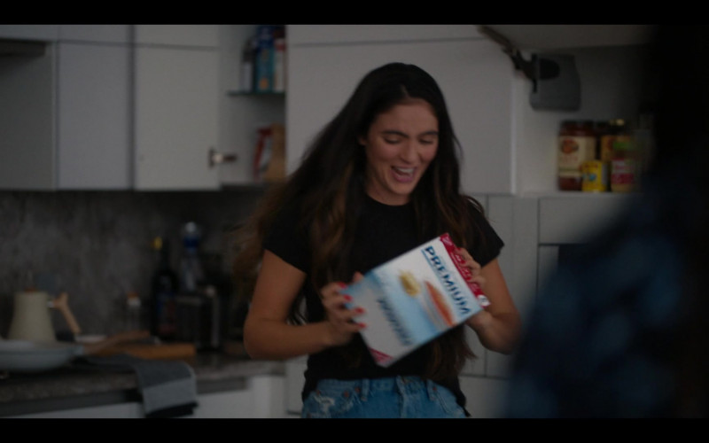 Nabisco Premium Saltine Crackers in The L Word Generation Q S03E08 Quality Family Time (2)