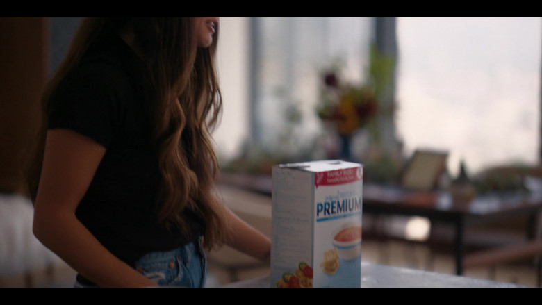 Nabisco Premium Saltine Crackers in The L Word Generation Q S03E08 Quality Family Time (3)