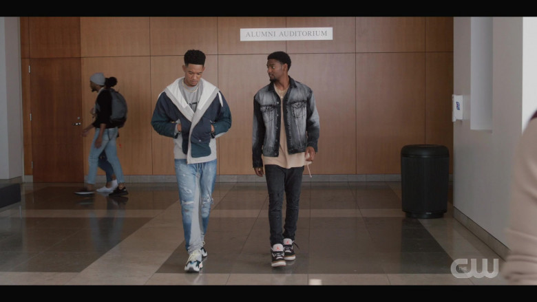Nike Sneakers in All American Homecoming S02E08 Rock the Boat (1)