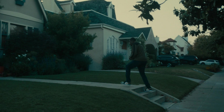 Nike Sneakers in Truth Be Told S03E02 Her Armed With Sorrow Sore (1)