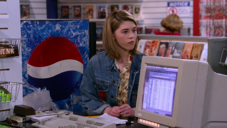 Pepsi Soda Refrigerator in That '90s Show S01E02 Free Leia (3)