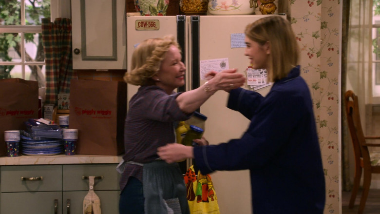 Piggly Wiggly Supermarket Chain Paper Bags in That '90s Show S01E06 The Birthday Girl (2)