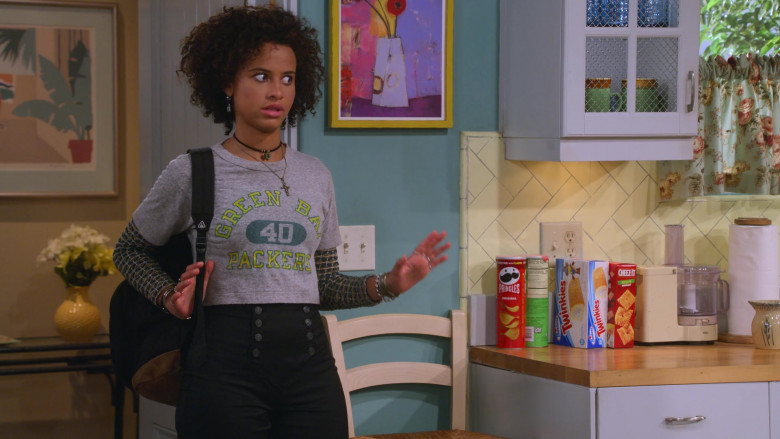 Pringles Potato Chips, Hostess Twinkies Snacks and Cheez-It Crackers in That '90s Show S01E10 Kids in America (2023)