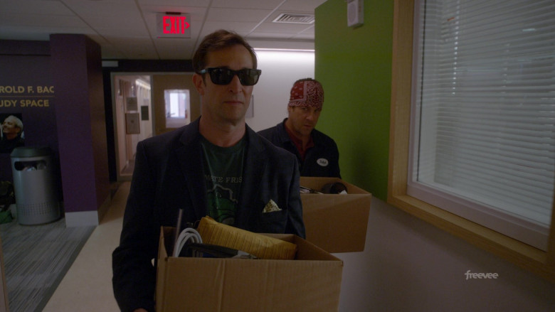 Ray-Ban Wayfarer Sunglasses of Noah Wyle as Harry Wilson in Leverage Redemption S02E10 The Work Study Job (1)