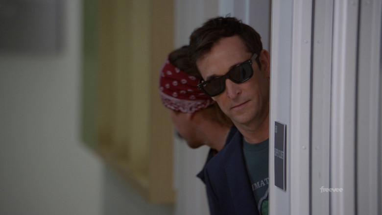 Ray-Ban Wayfarer Sunglasses of Noah Wyle as Harry Wilson in Leverage Redemption S02E10 The Work Study Job (2)