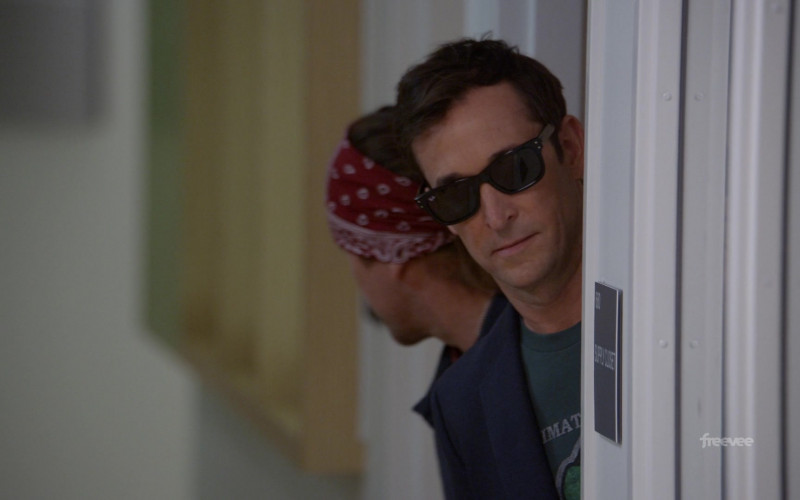 Ray-Ban Wayfarer Sunglasses of Noah Wyle as Harry Wilson in Leverage Redemption S02E10 The Work Study Job (2)