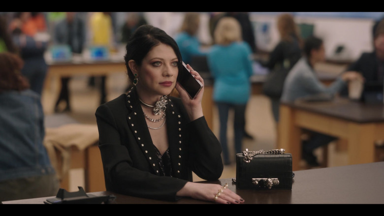 Samsung Galaxy Z Fold3 Smartphone of Michelle Trachtenberg as Georgina Sparks in Gossip Girl S0207 Dress Me Up! Dress Me Down (3)