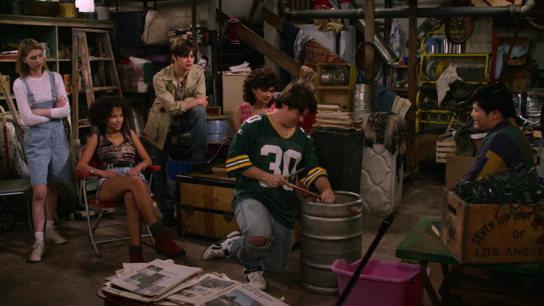 Seven Up Soda Wood Box in That '90s Show S01E01 That '90s Pilot (2023)