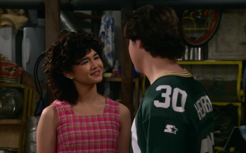 Starter Green Jersey in That ’90s Show S01E01 That ’90s Pilot (2023)