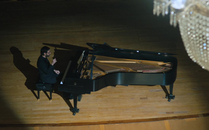 Steinway & Sons Piano in Echo 3 S01E10 Heat (2023)