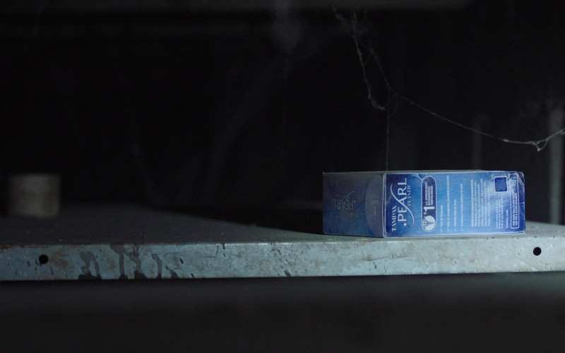 Tampax Pearl Plastic Tampons in The Last of Us S01E03 "Long Long Time" (2023)