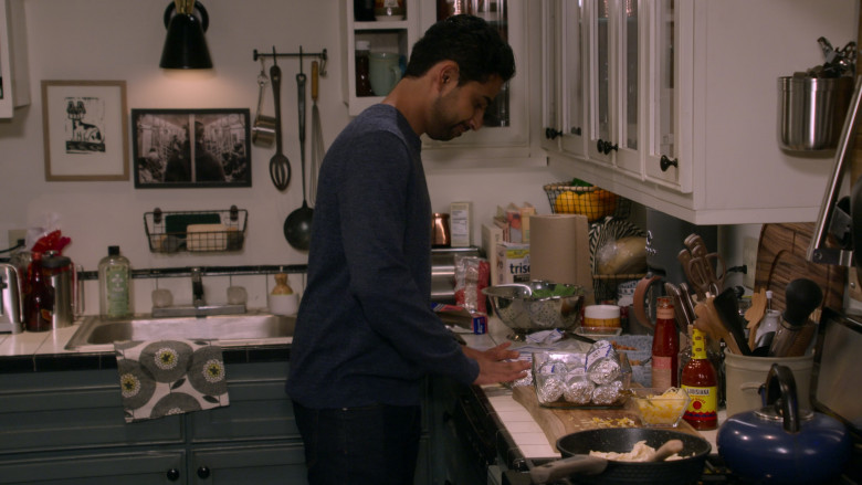 Triscuit Crackers and Louisiana Hot Sauce in How I Met Your Father S02E02 Midwife Crisis (2023)
