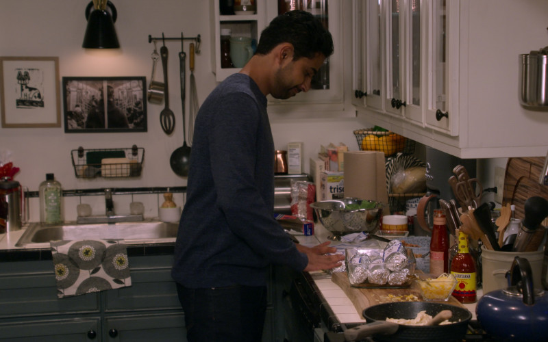 Triscuit Crackers and Louisiana Hot Sauce in How I Met Your Father S02E02 Midwife Crisis (2023)