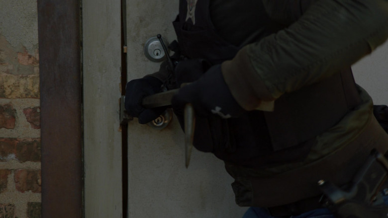 Under Armour Gloves in Chicago P.D. S10E12 I Can Let You Go (2)