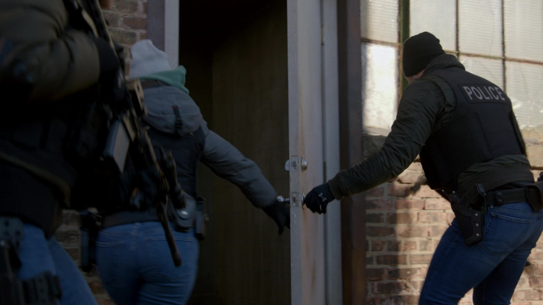 Under Armour Gloves in Chicago P.D. S10E12 I Can Let You Go (3)