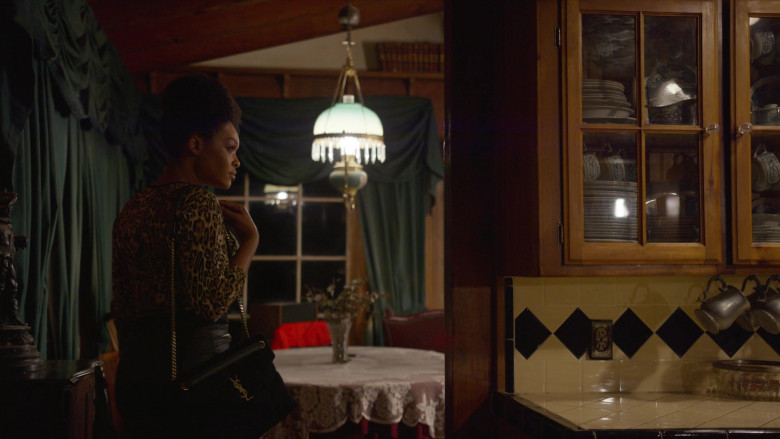YSL Shoulder Bag in A House Divided S05E03 Double or Nothing (2)