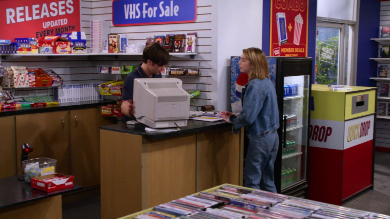 ACT II Popcorn, York, Orville Redenbacher, Whoppers, Reese's, Look! Bars, Big Hunk, Pepsi, Diet Pepsi, 7Up and Mountain Dew Drink Cans in That '90s Show S01E02 "Free Leia" (2023)