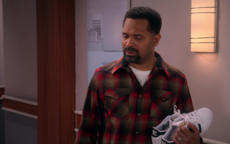 Adidas Sneakers of Mike Epps as Bernard in The Upshaws S03E07 Heart Matters (3)