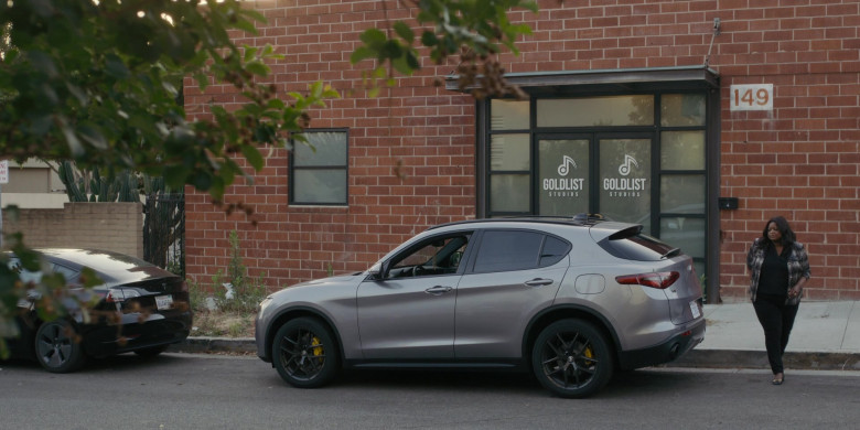 Alfa Romeo Stelvio SUV of Octavia Spencer as Poppy Parnell in Truth Be Told S03E04 Never Take Your Eyes Off Her (2)