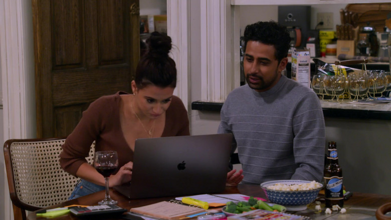 Apple MacBook Laptop, Blue Moon Beer, Smartfood Popcorn, Triscuit Crackers, Café Bustelo Coffee in How I Met Your Father S02E03 The Reset Button (2023)