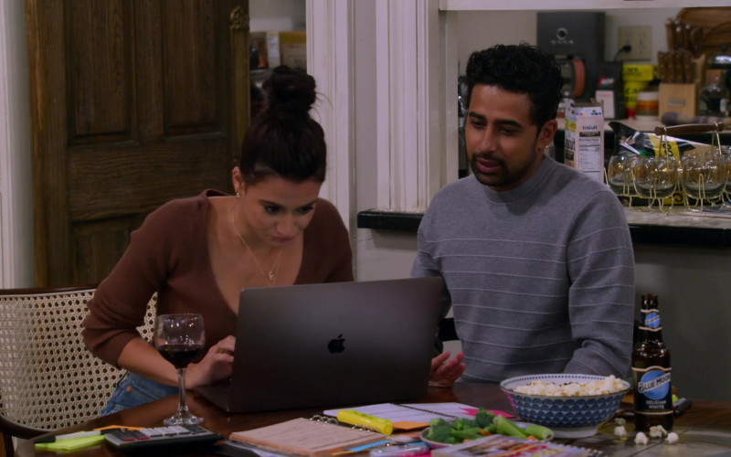 Apple MacBook Laptop, Blue Moon Beer, Smartfood Popcorn, Triscuit Crackers, Café Bustelo Coffee in How I Met Your Father S02E03 "The Reset Button" (2023)