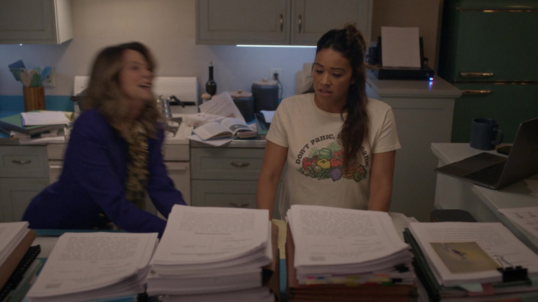 Apple MacBook Laptop Computer of Gina Rodriguez as Nell Serrano in Not Dead Yet S01E02 Not a Tiger Yet (1)