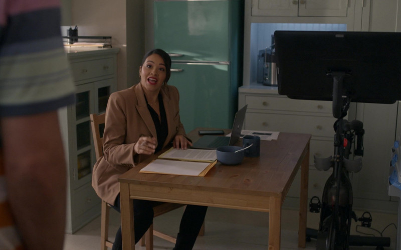 Apple MacBook Laptop Computer of Gina Rodriguez as Nell Serrano in Not Dead Yet S01E02 Not a Tiger Yet (2)