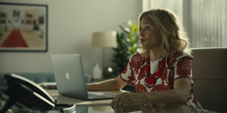 Apple MacBook Laptop Used by Amy Sedaris as Deedee in Somebody I Used to Know Movie (1)