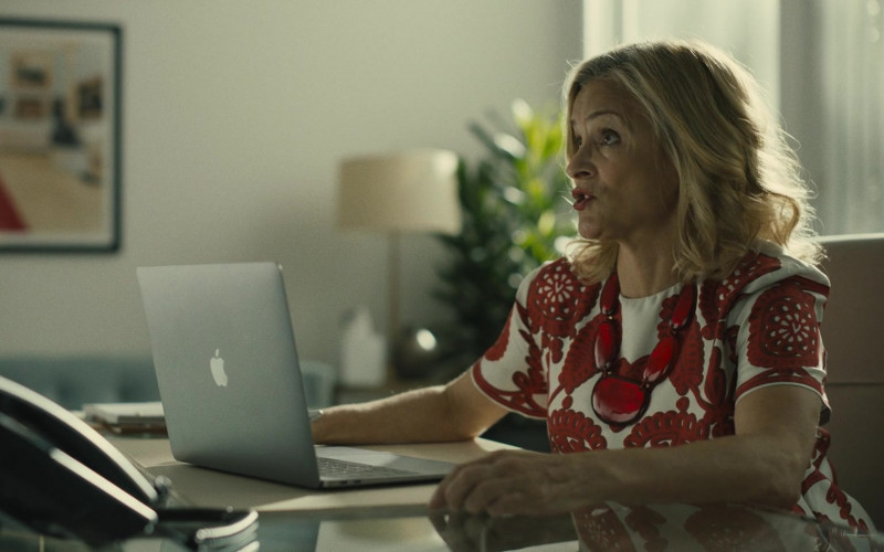 Apple MacBook Laptop Used by Amy Sedaris as Deedee in Somebody I Used to Know Movie (1)